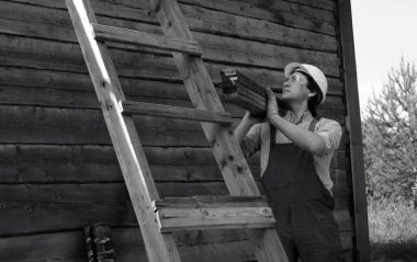 İnşaat alanında işçi kıyafetleri giyen bir adam.