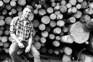 Bir sakal hip-hop dansçısı olan genç bir adam