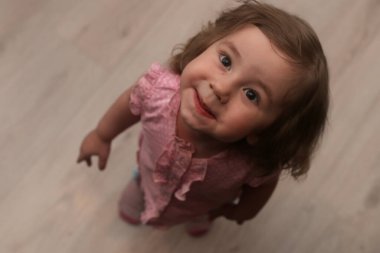 Bir katta bir odada oynayan genç çocuklar