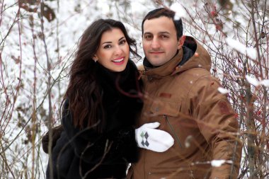 Açık bir kış parkta genç çift yürümek