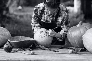 Tatilde balkabağı ve canavardan oyulmuş bir kafa.