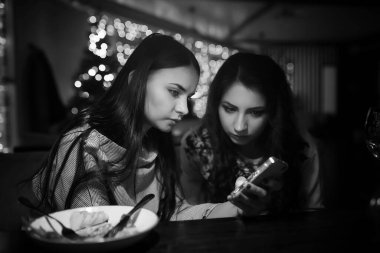 Bir kafede bir kokteyl için akşam geri kalan kız