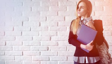 Sınıftan önce genç, güzel sarışın kız öğrenci.