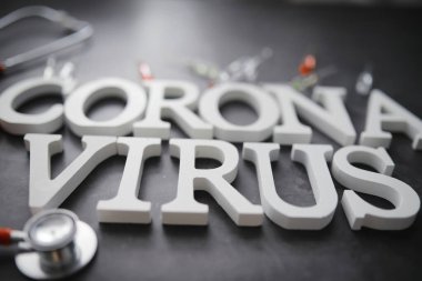 Tıbbi geçmişi var. Mektup virüsü. Coronavirus ahşap harfler. Dünyadaki en ölümcül salgın virüsünün geçmişi. Virüs Aşısı.