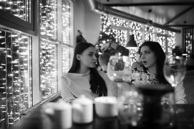 Bir kafede bir kokteyl için akşam geri kalan kız