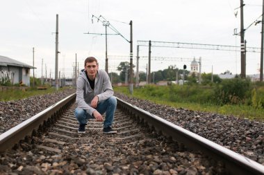 Kapüşonlu genç bir adam tünelde hip-hop yapıyor.