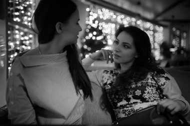 Bir kafede bir kokteyl için akşam geri kalan kız