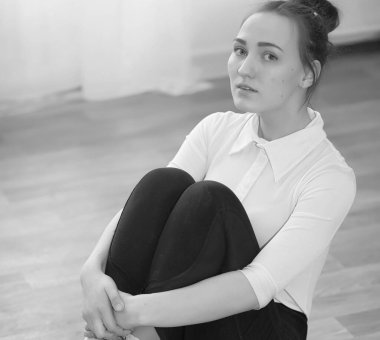 Genç balet bir ısınma üzerinde. Balerin stüdyoda gerçekleştirmeye hazırlanılıyor. Bir kız bale kıyafet ve ayakkabı Küpeşte tarafından kneads