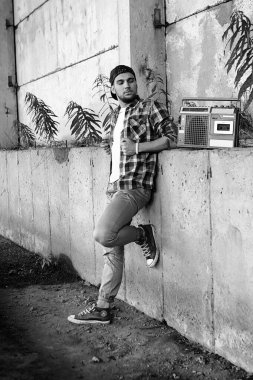 Bir sakal hip-hop dansçısı olan genç bir adam