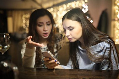 Bir kafede bir kokteyl için akşam geri kalan kız