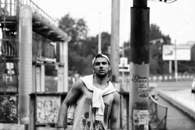 Bir sakal hip-hop dansçısı olan genç bir adam