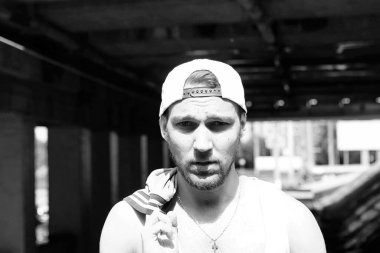 Bir sakal hip-hop dansçısı olan genç bir adam