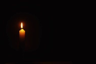 Alevler içindeki bir mumdan yanan mum Wick. Üzüntü ve yalnızlığın sembolü. Başınız sağ olsun. Yanan mum. Din.