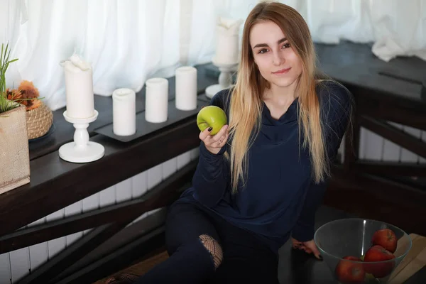 Una Giovane Ragazza Ambiente Domestico Sta Riposando Grande Appartamento — Foto Stock