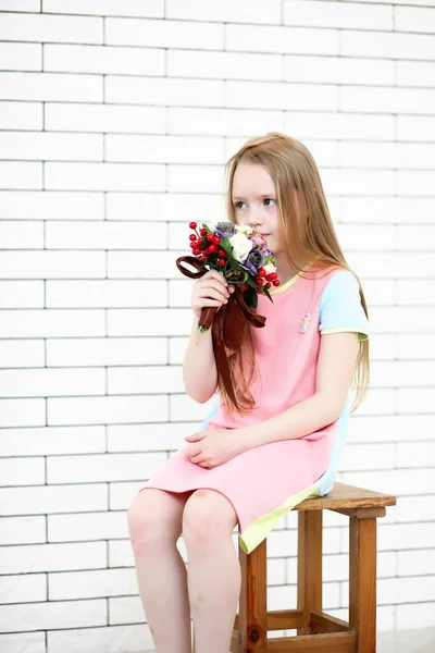 Meisje Zittend Een Stoel Poseren Voor Camera — Stockfoto