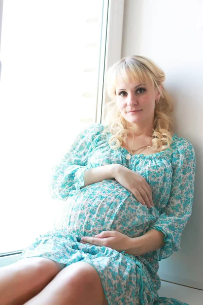 Beautiful Girl Pregnant Blonde Prepares Become Mom — Stock Photo, Image