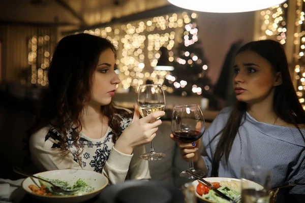 Bir kafede bir kokteyl için akşam geri kalan kız