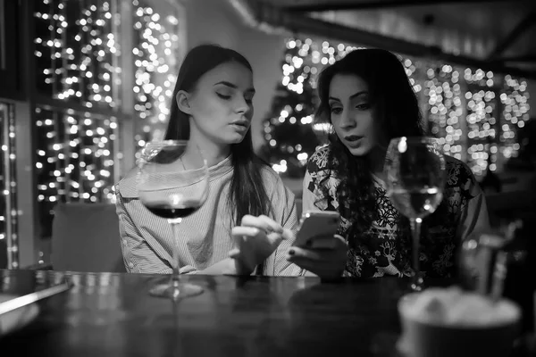 Bir kafede bir kokteyl için akşam geri kalan kız