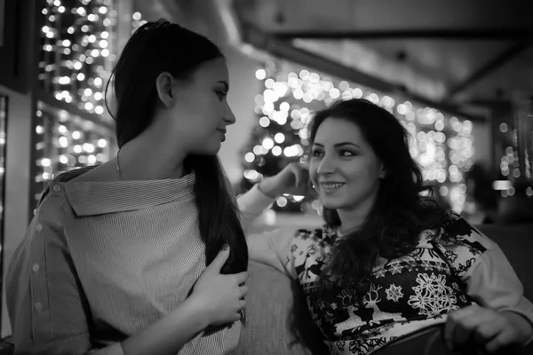 Bir kafede bir kokteyl için akşam geri kalan kız