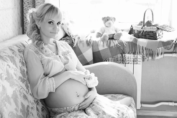 Krásná Dívka Těhotná Blondýna Chystá Stát Matkou — Stock fotografie