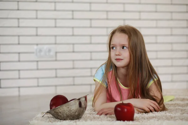 Petite Fille Couche Sur Sol Mange Une Pomme — Photo