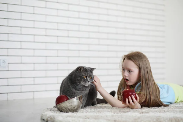 Meisje Ligt Vloer Eet Een Appel — Stockfoto