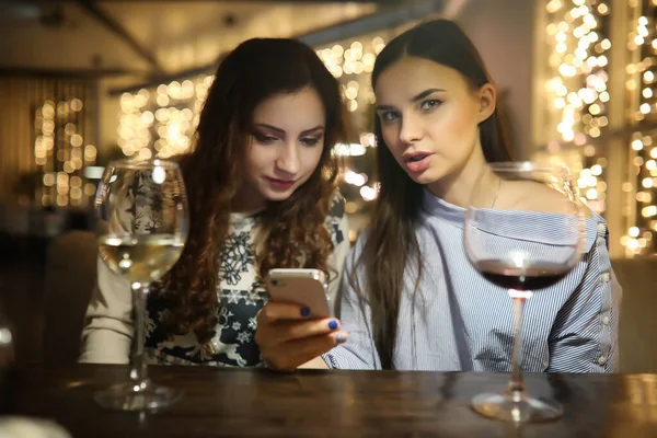 Bir kafede bir kokteyl için akşam geri kalan kız