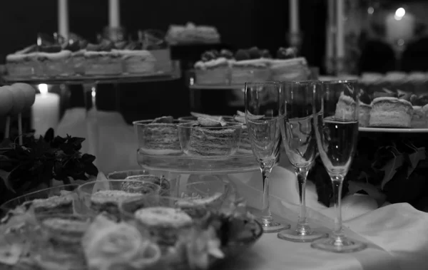 お菓子と甘いお菓子少女菓子の背景の様々 なお祝いテーブルを飾る — ストック写真