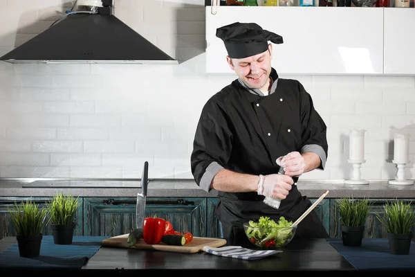 Άνθρωπος Μάγειρας Προετοιμασία Τροφίμων Στο Τραπέζι Της Κουζίνας Των Λαχανικών — Φωτογραφία Αρχείου