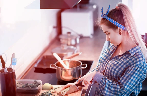 Ένα Χαριτωμένο Νεαρή Κοπέλα Στην Κουζίνα Ετοιμάζει Δείπνο — Φωτογραφία Αρχείου