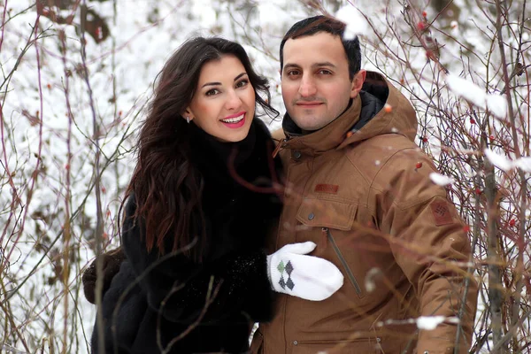 Açık bir kış parkta genç çift yürümek