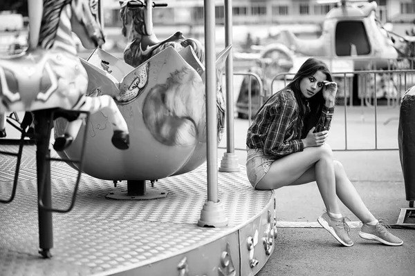 Menina Bonito Maquiagem Palhaço Fundo Foto Preto Branco — Fotografia de Stock