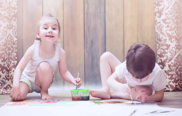Crianças Pequenas Pintam Uma Grande Folha Papel Chão — Fotografia de Stock