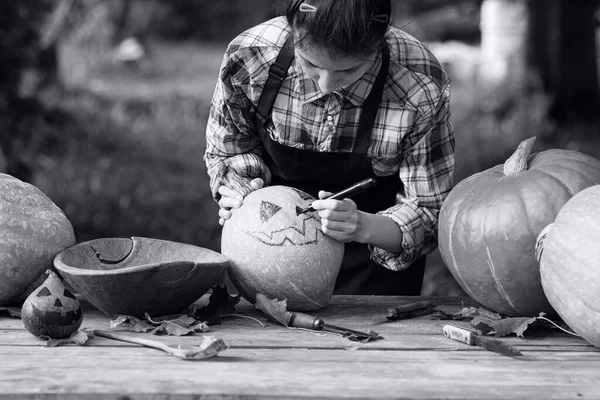 Tatilde balkabağı ve canavardan oyulmuş bir kafa.