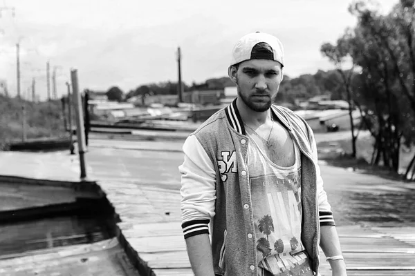 Bir sakal hip-hop dansçısı olan genç bir adam