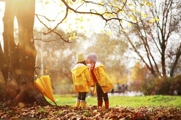 Les Enfants Marchent Dans Parc Automne — Photo