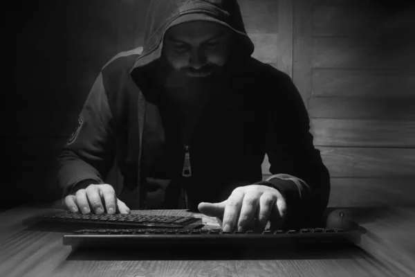 Kapüşonlu Hacker Oturur Bilgisayarın Çalışır — Stok fotoğraf