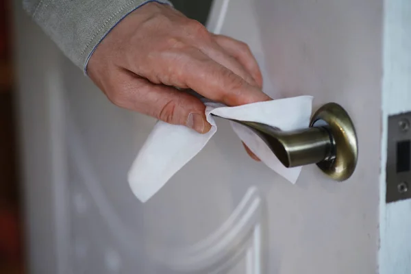 Konsep Pembersihan Rumah Hapus Debu Dari Permukaan Disinfektan Perawatan Pintu — Stok Foto