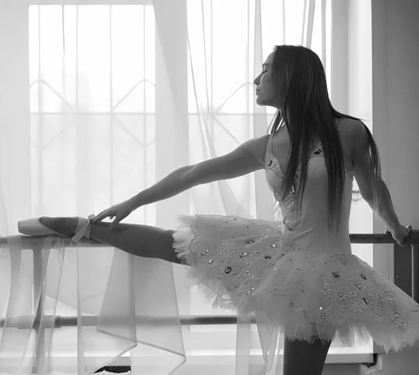 ウォーム アップの若いバレエ ダンサー バレリーナは スタジオでを実行する準備中です バレエ服や靴の女の子が手すりで練り — ストック写真