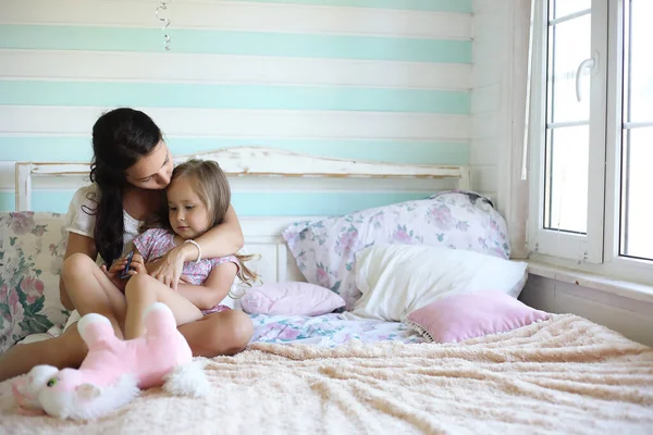 Sabah tembelliği. Anne ve kızı eğleniyor..