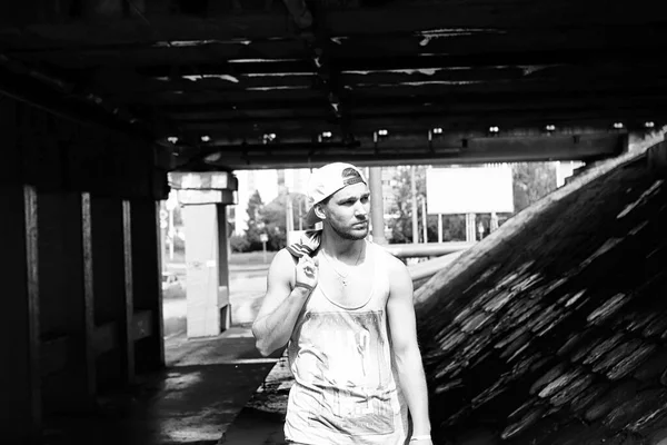 Bir sakal hip-hop dansçısı olan genç bir adam