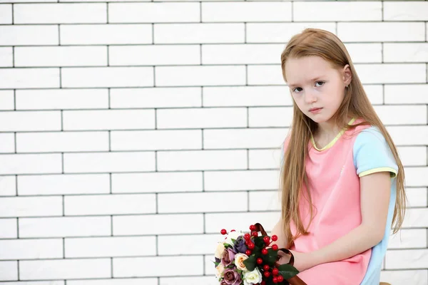 Meisje Zittend Een Stoel Poseren Voor Camera — Stockfoto