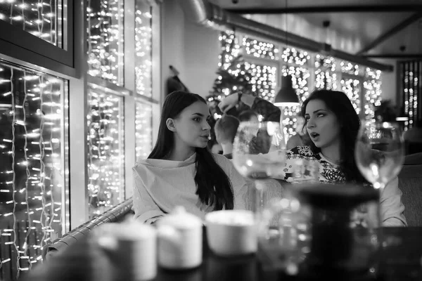 Bir kafede bir kokteyl için akşam geri kalan kız