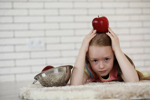 Petite Fille Couche Sur Sol Mange Une Pomme — Photo