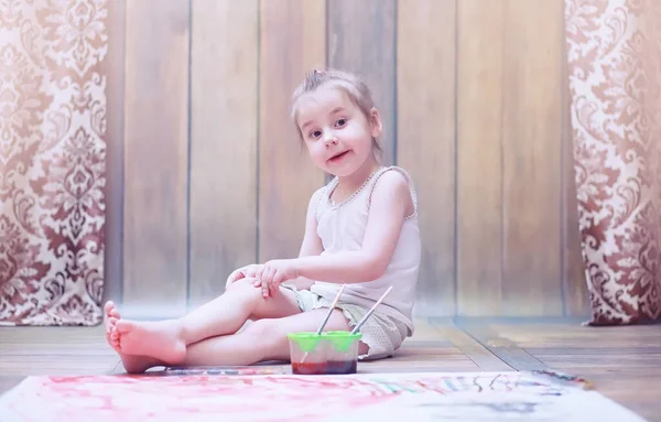 Små Barn Måla Ett Stort Pappersark Golvet — Stockfoto