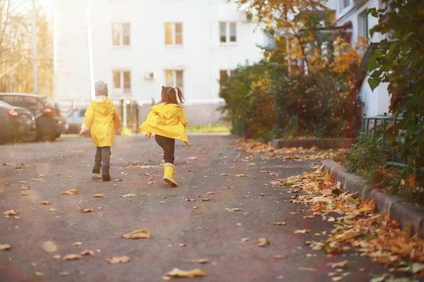 Діти Гуляють Осінньому Парку — стокове фото