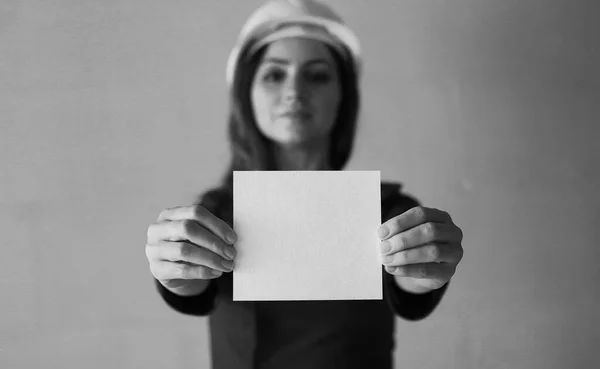 Frau Mit Leerem Blatt Papier Der Hand Auf Einer Baustelle — Stockfoto