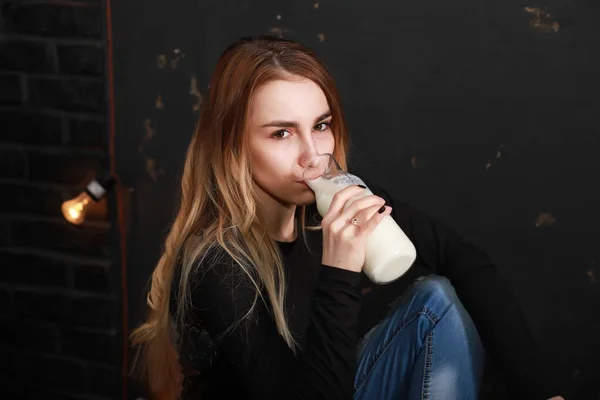 Młoda Dziewczyna Pije Mleko Butelki Czarnym Tle Ściany — Zdjęcie stockowe