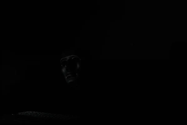 闇の秘密の儀式と謎の黒いマスク — ストック写真
