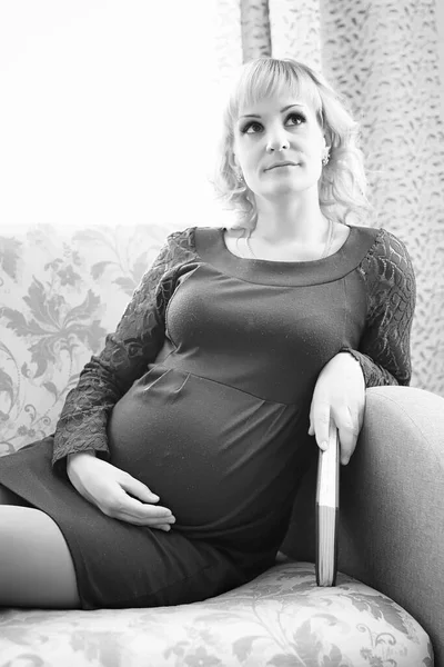 Güzel Kız Hamile Sarışın Bir Anne Olmak Hazırlar — Stok fotoğraf